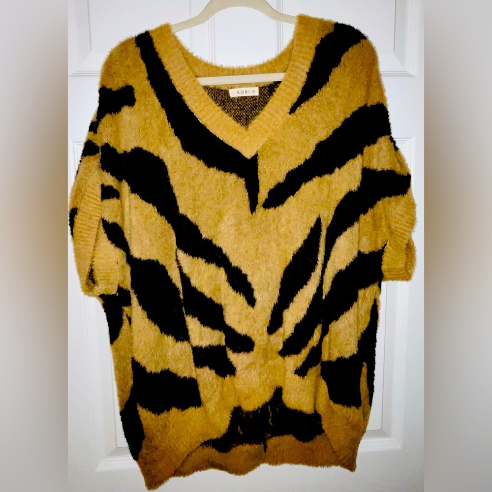 Kori oversized short sleeve sweater, Size  M, beige and black